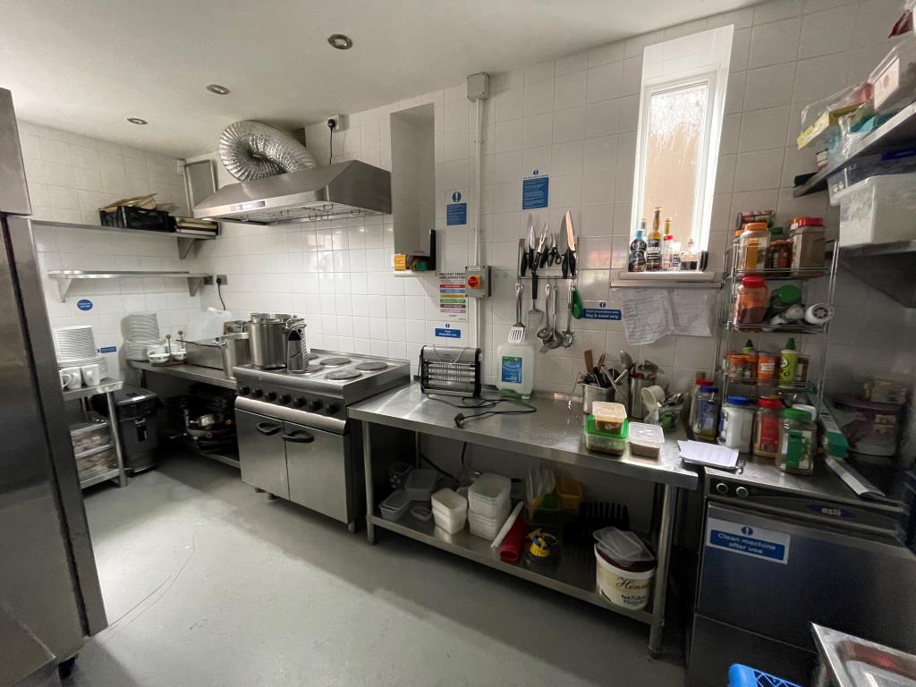 Lot: 16 - VACANT SHOP ON HIGH STREET - Commercial kitchen